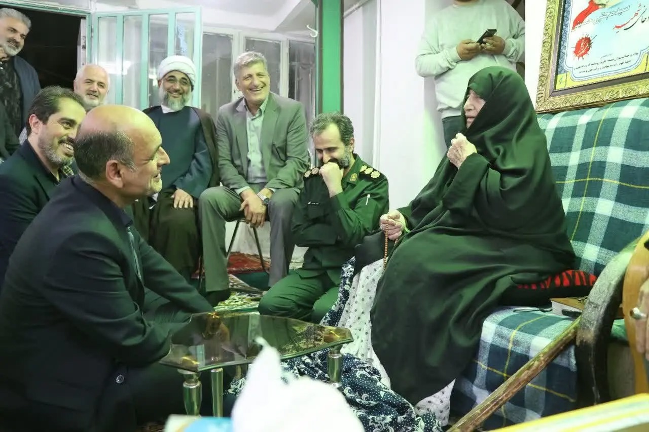 استاندار گیلان با مادر روحانی شهید سید مجتبی حسینی در رودبار دیدار کرد