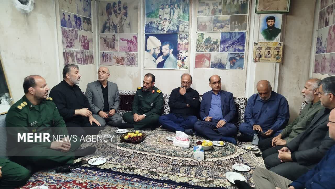 دیدار مسئولان ارشد گیلان با خانواده شهید خوش‌ سیرت در آستانه اشرفیه