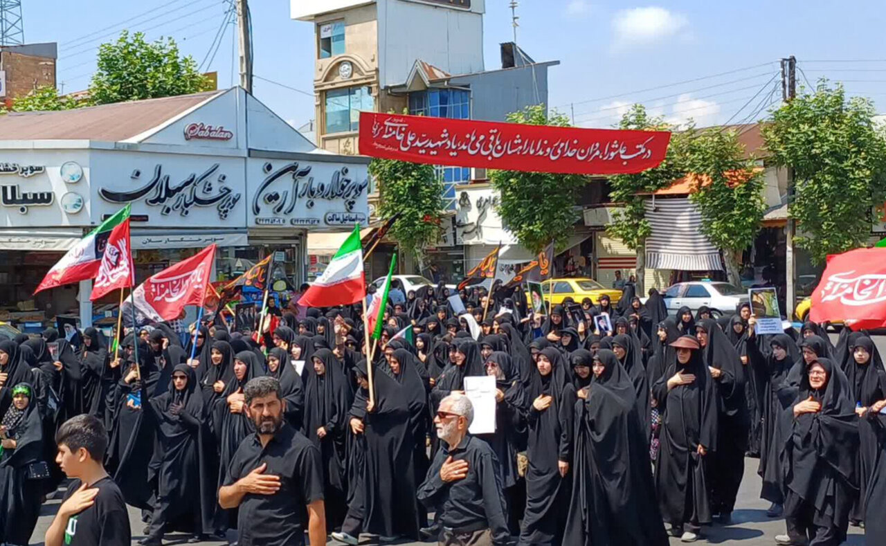 دسته عزاداری مردم صومعه‌ سرا همزمان با آیین تشییع پیکر رهبر شهید