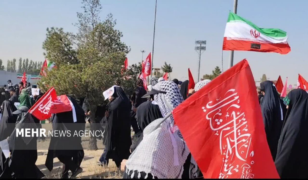 دسته عزاداری کاروان اعزامی رشت در تشییع پیکر رهبر شهید