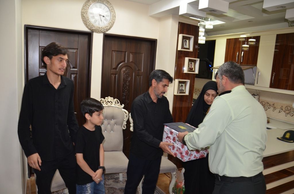 دیدار جانشن فرمانده انتظامی گیلان با خانواده شهید عرفان شکوری