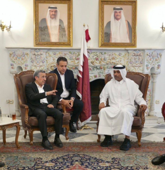 حضور احمدی‌نژاد در سفارت قطر