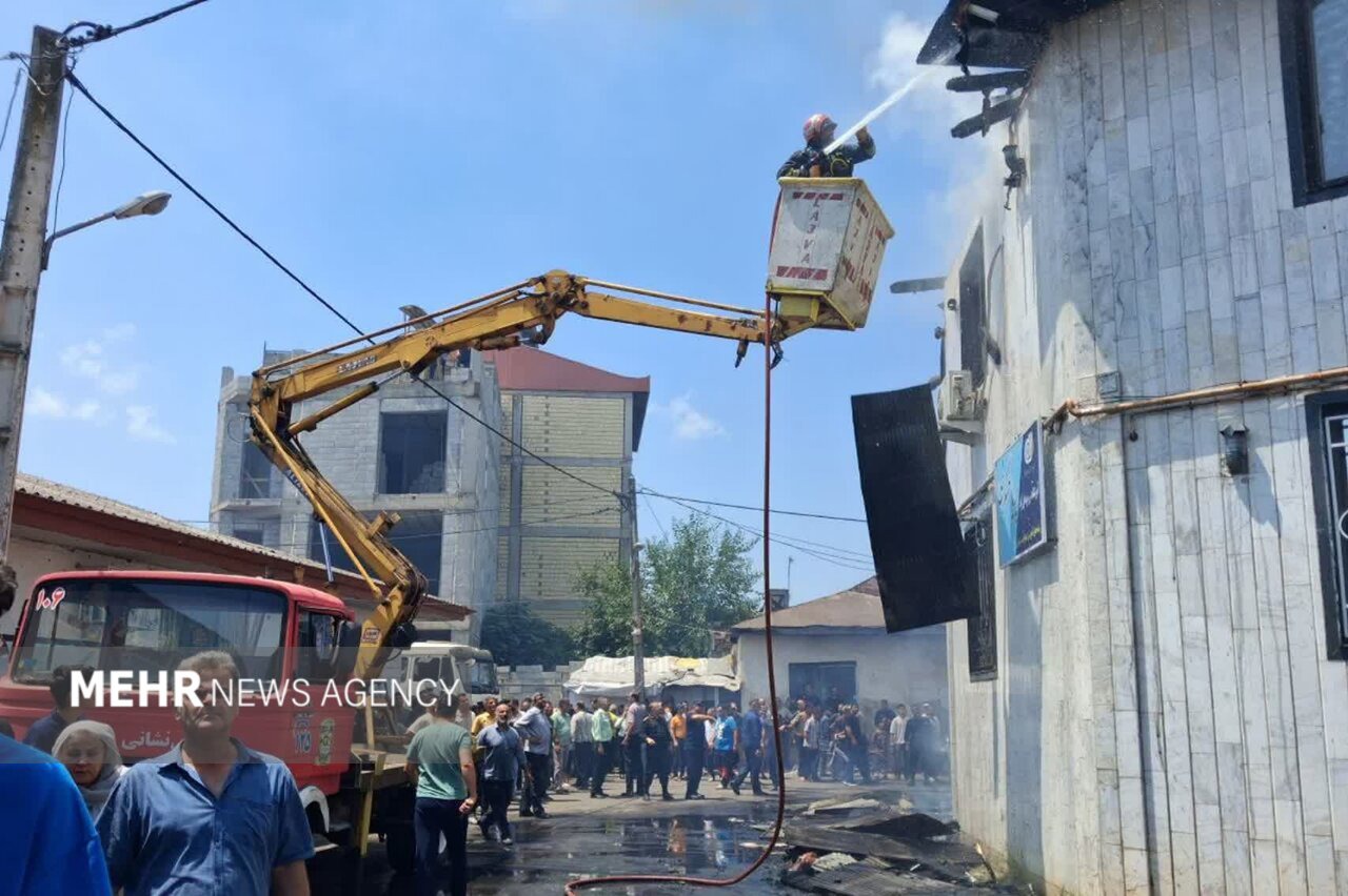 خاکستر شدن ۳ منزل مسکونی در حریق آستانه اشرفیه؛ دو نفر مصدوم شدند