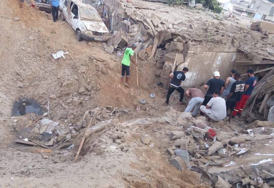 حملۀ وحشیانه آمریکا به یک منزل مسکونی در قشم؛ ۳ عضو یک خانواده شهید و ۲ کودک زخمی شدند