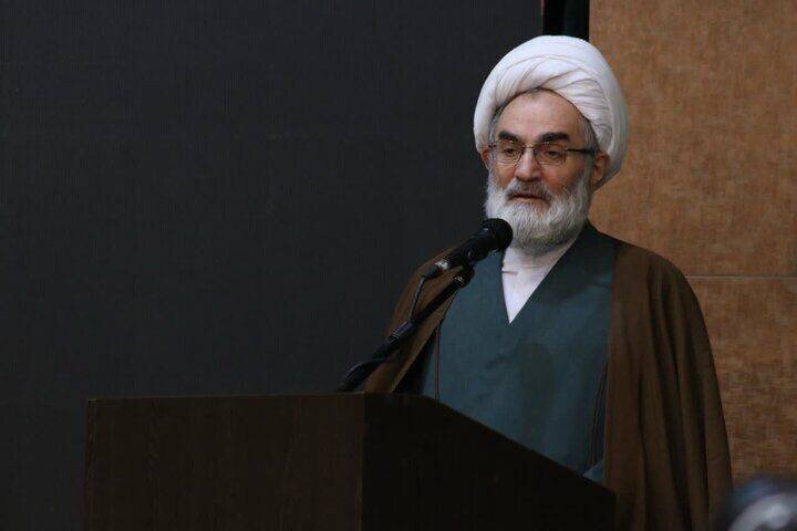 تربیت نیروهای انسانی در تراز انقلاب برای مقابله با تحریف ضروری است