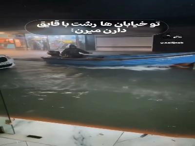 قایق سواری مردم رشت وسط خیابان‌های آب‌گرفته