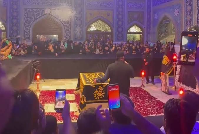 اجرای قطعه «باید برخاست» در کنار مزار رهبر شهید انقلاب