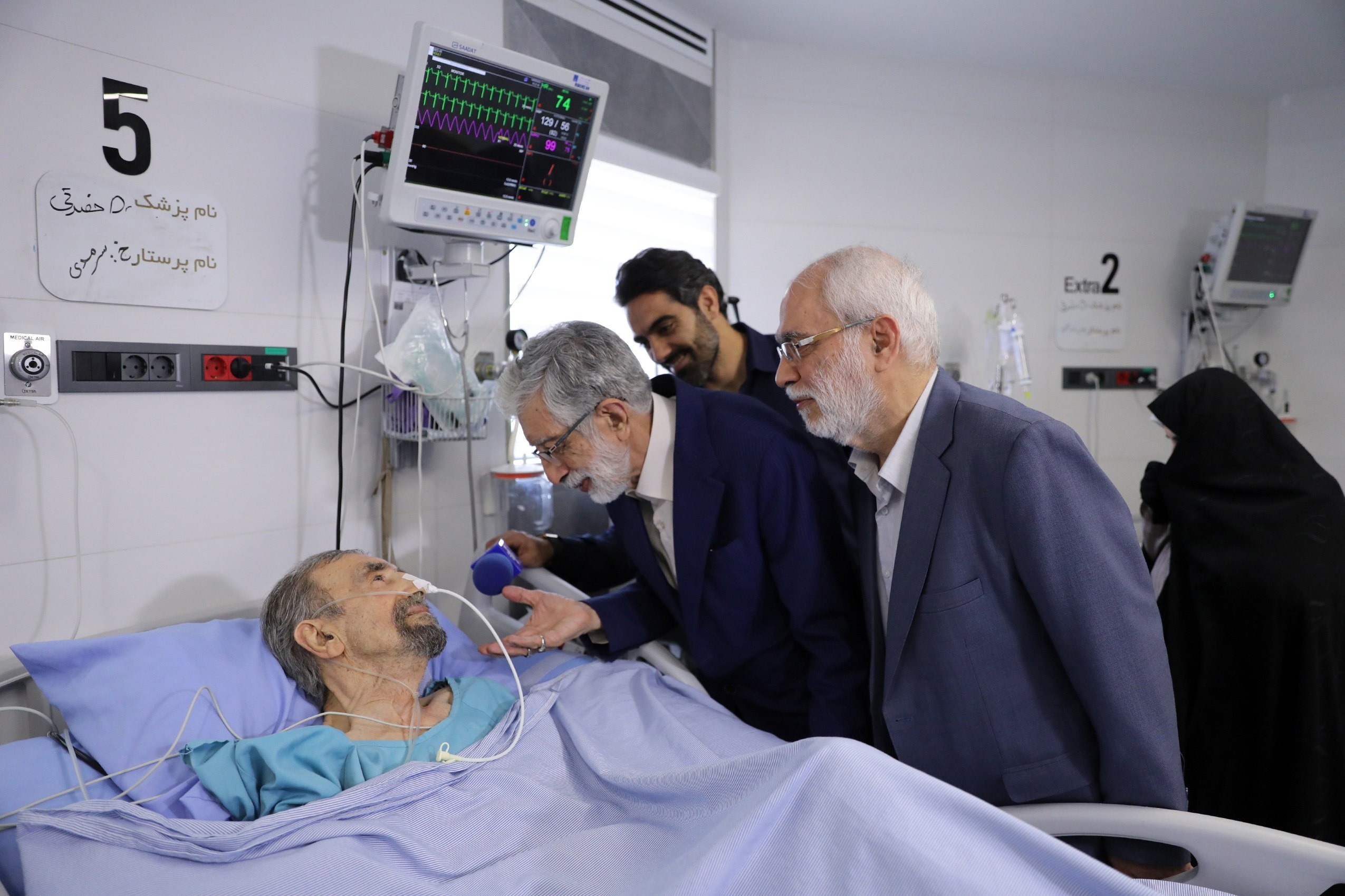 عیادت نمایندگان رهبر انقلاب از سیدعلی موسوی‌گرمارودی، چهرهٔ ماندگار شعر و ادبیات