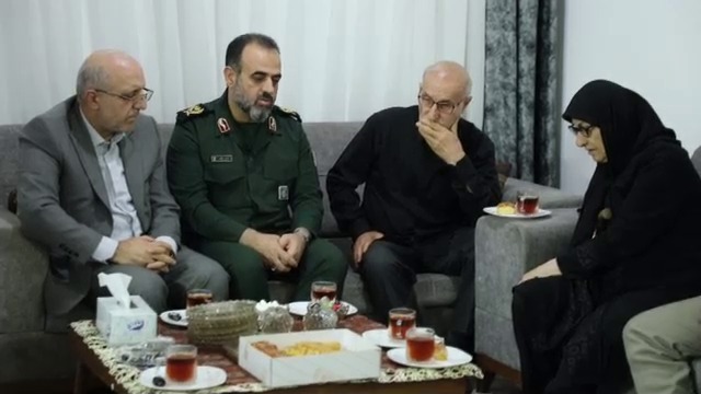 دیدارفرمانده سپاه قدس گیلان با خانواده شهید افشین رویین تن از شهدای جنگ رمضان