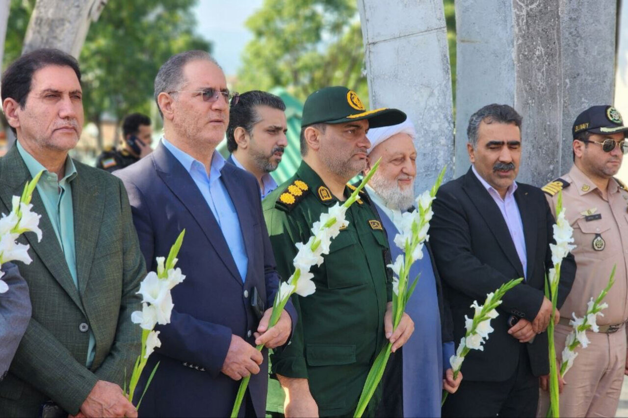 مزار شهدای آستارا به مناسبت آغاز هفته دفاع مقدس گلباران شد