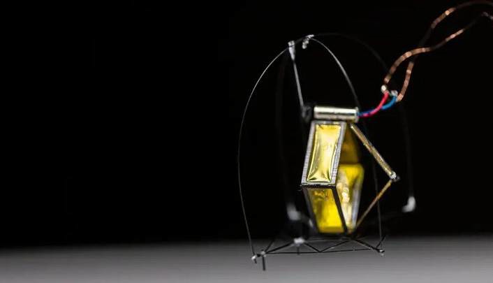 ربات قورباغه‌ای بدون فنر و ضامن می‌پرد