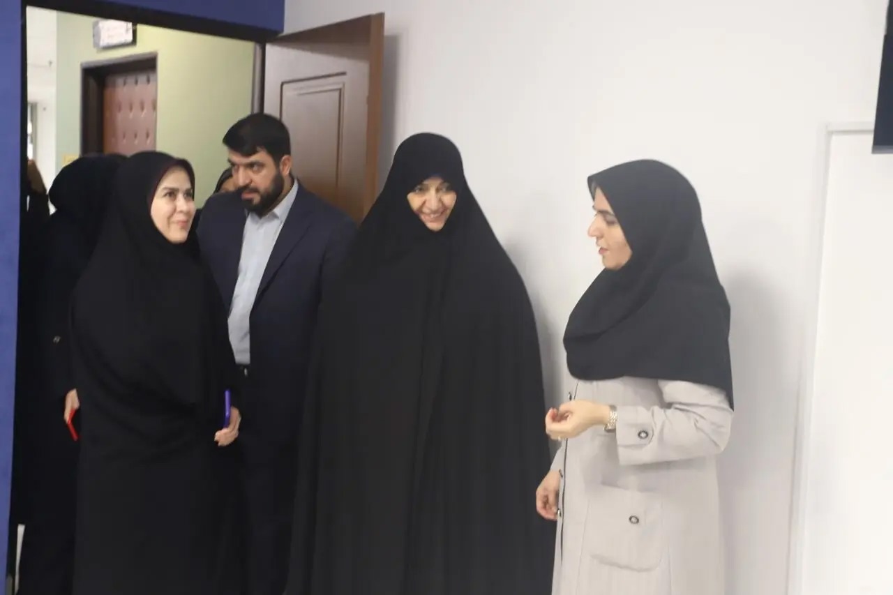 بازدید رئیس مرکز امور زنان و خانواده وزارت کشور از کتابخانه مرکزی رشت