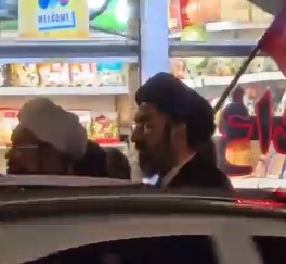 حضور شخصی شبیه رهبر انقلاب در تجمع شبانه ۱۷ مهر مشهد