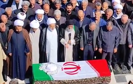 اقامه نماز بر پیکر آیت الله قربانی توسط آیت الله اشکوری عضو مجلس خبرگان رهبری